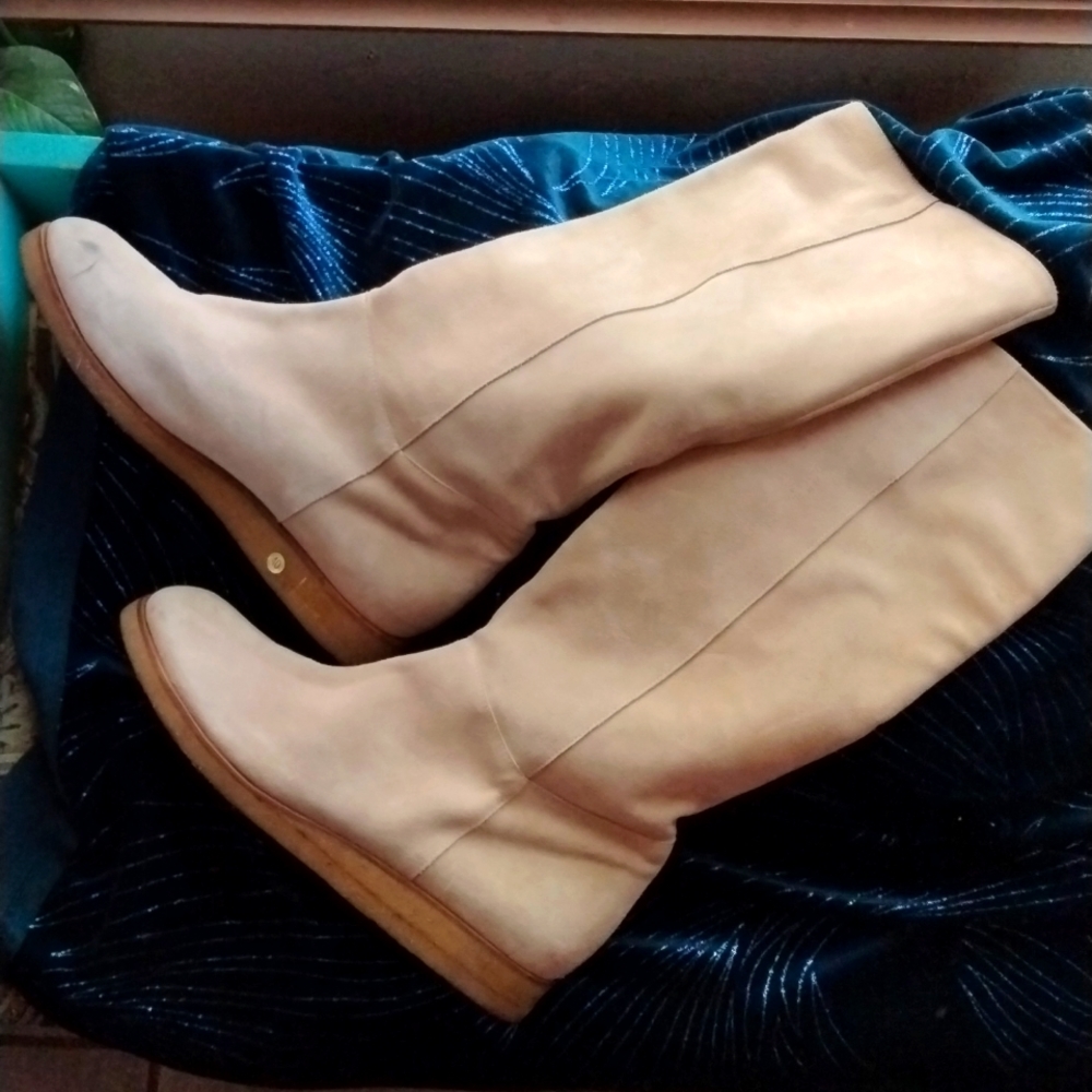 Cream colored leather boots by co-op Barney's of New York size 40 (eur) size 9.